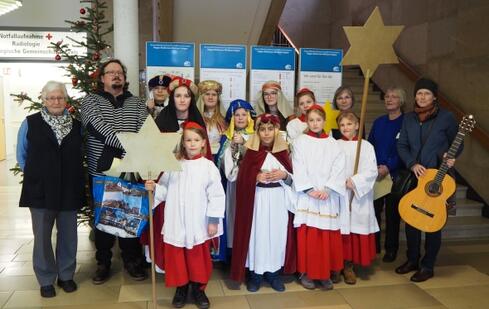 Sternsinger von Peter und Paul mit Begleitern und ehrenamtlichen Mitarbeiterinnen der Klinikseelsorge. Bild: Monika Golka