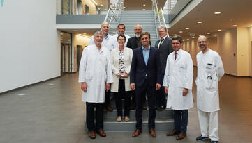 Antrittsbesuch am 24. September im Klinikum Konstanz. In der Magistrale des Neubaus sstellten sich dem Fotografen (v.l.n.r., 1. Reihe) Chefarzt Prof. Ivo Quack, Chefarzt Prof. Marcus Schuchmann, Ärztlicher Direktor, Landrat Zeno Danner, Pflegedirektorin Kathrin Knelange, Chefarzt Dr. Tomas Kiefer. (2. Reihe, v.r.n.l.) GLKN Geschäftsführer Rainer Ott, Michael Hoffmann, Abteilungsleiter Bau, Chefarzt Prof. Markus Juchems und Chefarzt Prof. Jörg Glatzle. Bild: Merk