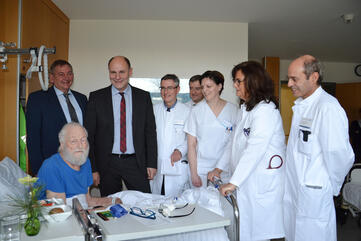 Weihnachtsgrüße im Klinikum Singen für Patient Jürgen Klimas aus Radolfzell. Bild: aj