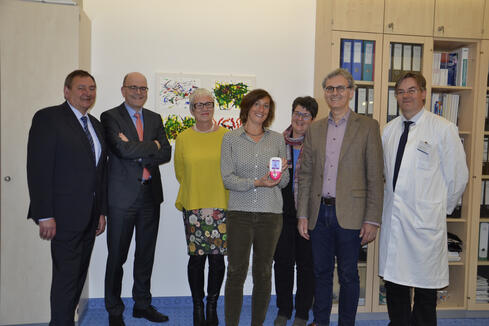 Gemeinsam für die Kinder der Region (v.l.n.r.): GLKN Geschäftsführer Peter Fischer, Martin Spitznagel und Renate Weißhaar vom Vorstand der Bürgerstiftung, Dr. Sarah Krauter, Petra Martin-Schweizer und Karl Mohr vom Vorstand des Krankenhausfördervereins Singen und Chefarzt Prof. Andreas Trotter. Bild: aj 