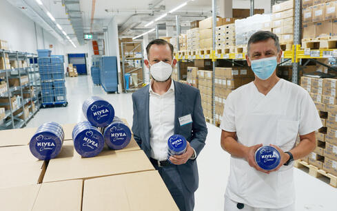 Insgesamt 1,5 Tonnen Creme in Dosen kamen als Spende für die Beschäftigten im Gesundheitsverbund Landkreis Konstanz an. Darüber freuen sich Gesamtpersonalchef Tobias Müller und Chefapotheker Peter Buchal. Bild: Merk