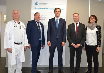 Im Foyer des Radolfzeller Klinikums stellten sich zum Bild (v.l.n.r.) Chefarzt Dr. Sebastian Jung, Geschäftsführer Peter Fischer, Landrat Zeno Danner, der Vorsitzende der Geschäftsführung Bernd Sieber und Pflegedienstleiterin Marlies Hafner. Bild: aj