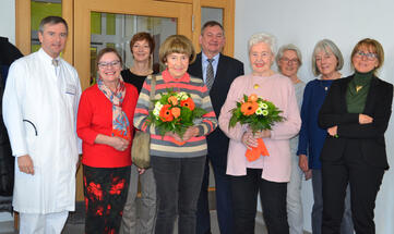 Feier zur Verabschiedung von zwei engagierten Frauen mit: erste Reihe (v.l.n.r.): Prof. Frank Hinder, Christine Jud, Anita Graf und Hadwig Benz, Petra Jaschke-Müller. 2. Reihe (v.l.n.r.) Claudia Hornung, Peter Fischer, Margrete Suhr und Renate Forster. Bild: Jagode 