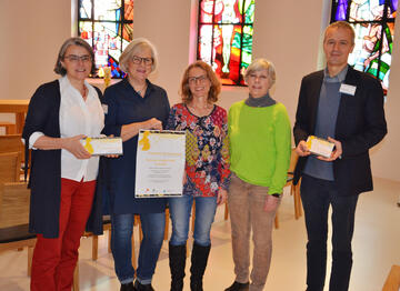 Sie freuen sich über das neue Angebot in der Singener Klinikkapelle: Seelsorgerin Waltraud Reichle, Hebamme Carina Hahn, Christine Kaltenbacher von der Frauenpastoral, Hebamme Manuela Schreindorfer sowie Seelsorger Christoph Labuhn. Bild: Jagode
