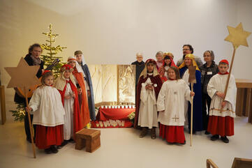 Sternsinger von der Pfarrgemeinde St. Peter und Paul mit Begleitern und ehrenamtlichen Mitarbeiterinnen der Klinikseelsorge Singen. Bild: M. Golka