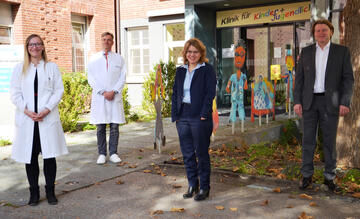 Gemeinsam für mehr Kinderschutz (v.l.n.r.) Oberärztin Ricarda Schreiber, Kinderklinik-Chefarzt Prof. Andreas Trotter, Sozialreferatsleiterin Simone Scholz und Jugendamtsleiter Thomas Geiger. Bild: Jagode  