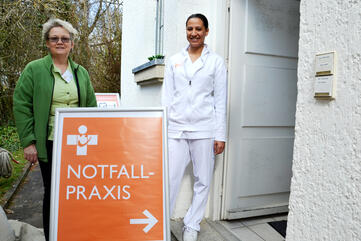 Hier geht´s lang in die „neue“ Notfallpraxis am Klinikum Singen. Auf dem Bild links Birgit Kloos, Ärztin für Allgemeinmedizin und Notfallpraxisleiterin Bezirk Singen, rechts Diana Grübler, Koordinatorin der Kassenärztlichen Vereinigung. Bild: aj