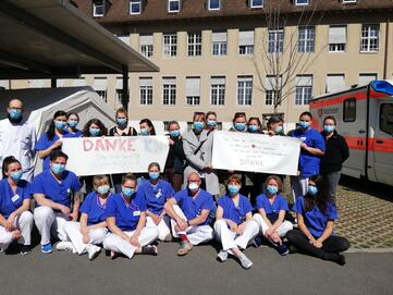Stellvertretend für alle bedankt auf dem Bild das Team der ZNA Konstanz.