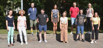 Erste Reihe von links nach rechts: Julia Seidel-Fischer (Kursleitung); Dr. Bettina Schiffer (Akademieleitung), die KursteilnehmerInnen Vjekoslav Besednik (Klinikum Singen), Stefanie Kraus (Hegau-Jugendwerk), Sebastian Raith (Klinikum Konstanz und Agustina Tafa (SI). Hintere Reihe (v.l.n.r) die KursteilnehmerInnen: Jozef Vardzik (SI), Angelie Nicdao (SI), Antonio Vrdoljak (KN) und Alina Sass (KN). Bild: Jagode 