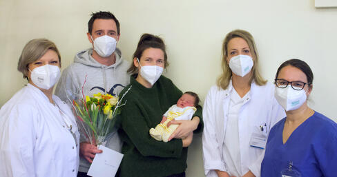 Über die 1.000ste Geburt am Klinikum Konstanz freuen sich (v.l.n.r.): Oberärztin Anna Pelova, Kevin und Bernadett Leitner mit der neugeborenen Marie, Frauenärztin Sabine Kraft und Hebamme Anne Sprenger.