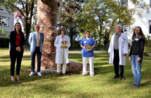 Auf dem Bild v.l.n.r.: Rebecca Sellmann, Dr. Achim Gowin, Dr. Sabine Müller-Rafik, Monika Fritz, Dr. Sebastian Jung und Martina Wolf von der Personalabteilung. Bild: Jagode