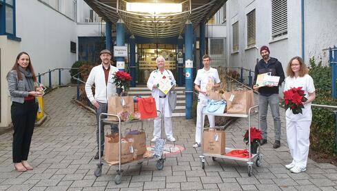 Sie freuen sich sehr über die Anerkennung und Wertschätzung, welche die selbst produzierten Geschenke des Berufsschulzentrums Radolfzell für die Arbeit der Klinikbeschäftigten ausdrückt (v.r.n.l.) Krankenschwester Tanja Wiorowsky, Studienrat Dario Hommel, Ltd. Arzt Marco Zinsmaier, Chefarzt Dr. Sebastian Jung, Care Manager Holger Rheiner und Rebecca Sellmann, Kfm. Direktorin. Bild: HBK Radolfzell