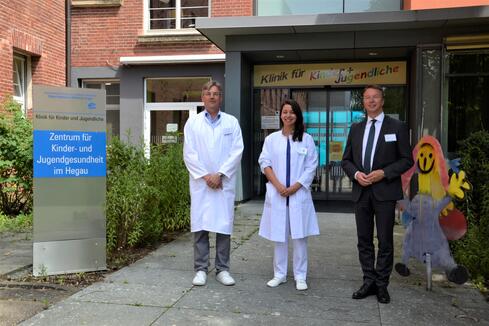 Sie freuen sich mit einem neuen Angebot eine Lücke in der Versorgung der Kinder und Jugendlichen der Region schließen zu können (v.l.n.r.): Prof. Andreas Trotter, Teresa Scherrer und Bernd Sieber. Bild: Jagode