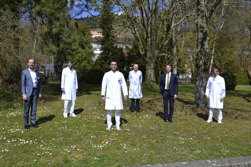 Nach der Oberarzternennung ein Corona-konformes Gruppenbild im Singener Krankenhauspark: (von links nach rechts) Tobias Müller, Dr. Bernhard Ciolek, Sabir Damirov, Dr. Peter Uhrmeister, Bernd Sieber und Prof. Frank Hinder: Bild: Jagode