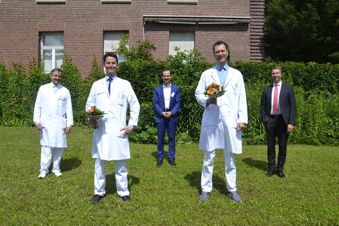 Beste Laune nach kleiner Feierstunde bei (vorne, v.l.n.r.) Dr. Jens Tonhauser und Dr. Niklas Ostermann sowie bei (hinten, v.l.n.r.) Prof. Frank Hinder, Tobias Müller und Bernd Sieber. Bild: Jagode