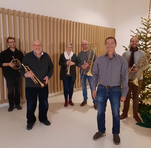 Der Posaunenchor der Luthergemeinde Singen erfreut am vierten Advent die Patienten und Mitarbeiter des Klinikums live im Krankenhauspark und digital auf Youtube im Offenen Himmel. Es musizieren unter der Leitung von Andreas Gerlach (vorne rechts) v.l.n.r. Martin Dörries, Bernhard Attinger, Astrid und Michael Rein und Jürgen Röhmer. Bild: Reichle