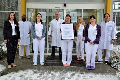 Stolz auf die Rezertifizierung der Stroke Unit sind (hintere Reihe von links nach rechts): Assistenzarzt Ignatius Ezuruike, Chefarzt Prof. Christof Klötzsch, Logopädin Paula Hermann, Oberarzt Dr. Mirko Friedrich, (vordere Reihe von links nach rechts), Rebecca Sellmann, Kfm. Direktorin, Logopädin Ines Gäng und die beiden Krankenpflegerinnen Susan Hoffmann und Anna Deines. Bild: Jagode