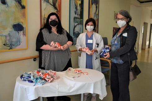 Maike Martin, Mirjam Schäufele und Waltraud Reichle (v.l.n.r.) freuen sich mit diesen liebevoll gestalteten Sternenkinder-Bettchen zu einem würdevollen Umgang mit Tot- und Fehlgeburten beitragen zu können. Bild: Jagode