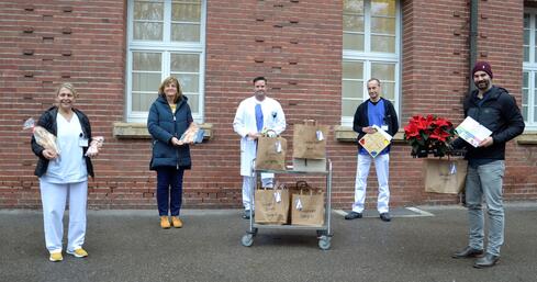 Am Klinikum Singen freuten sich (v.r.n.l.) Studienrat Dario Hommel, Ltd. Oberarzt Dr. Michael Bentele, Chefarzt Dr. Volker Steinecke, Care-Managerin Bettina Hock und Stationsleiterin Michaela Gebhart. Bild: Jagode