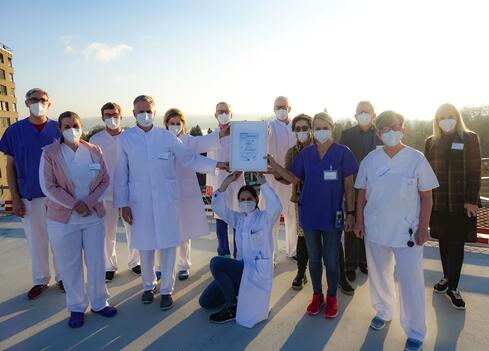 Große Freude darüber, dass sie alle der Konstanzer Bevölkerung eine hochwertige, zertifizierte „rund-um-die-Uhr“ Schlaganfallversorgung sicherstellen können (von links nach rechts): Stationsleitung Björn Lehner, Physiotherapeutin Antje Straub, Funktionsoberarzt Paul Doege, Chefarzt Prof. Hans-Joachim Kabitz, Oberärztin Dr. Sabine Arndt, Oberarzt Dr. Ansgar Reising, Fachärztin Neurologie Dr. Kristin Binek (Bildmitte), Chefarzt Prof. Ivo Quack, Care Managerin Andrea Ernsting, Stationsleitung Katharina Gerwig, Geschäftsführer Dipl.-Verww. Rainer Ott, Ergotherapeutin Isabell Schmidt-Lawrenz und Pflegedirektorin Carmen Passe. Bild: Stephanie Kapp