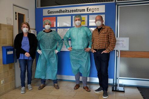 Sie kümmern sich darum, dass die Bürger gut getestet werden: Das chirurgische MVZ-Team des Gesundheitszentrums Engen im früheren Engener Krankenhaus (v.l.n.r.): Sandra Schäfer (Organisation) sowie die drei Chirurgen Dr. Harald Schiele, Dr. Ronny Langenhan und Dr. Veit Busam. Bild: Jagode