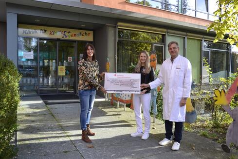 Eine Spende für den Bunten Kreis überbrachte Rehasport-Studio Inhaberin Sandra Zimmermann (Bildmitte) an Kinderkrankenschwester und Bunte Kreis Mitarbeiterin Yvonne Koch (links im Bild) und Prof. Andreas Trotter, Chefarzt der Singener Kinderklinik und Vorstandsmitglied beim Verein Bunter Kreis. Bild: Jagode
