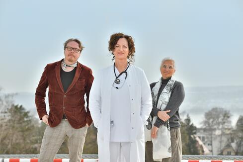 Offizielles Drehstartbild vom Auftakt der Dreharbeiten zum ZDF-Spielfilm "Die Welt steht still". Das Foto wurde auf dem Konstanzer Hubschrauberlandeplatz aufgenommen. In der Hauptrolle ist Natalia Wörner zu sehen (Bildmitte). Links Regisseur Anno Saul, rechts Drehbuchautorin Dorothee Schön. Bild: Copyright ZDF/ Patrick Pfeiffer