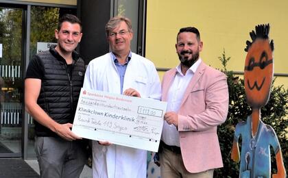 Bildtext: Niki Riede (li) und Florian Stein (re) brachten eine dicke Spende in die Kinderklinik des Singener Krankenhaus. Prof. Andreas Trotter nahm die Spende erfreut entgegen. Bild: Jagode