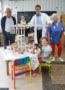 Max und Helga Steinhart aus Reutlingen haben der Kinderklinik Konstanz wunderbare, selbst erbaute Holzspielzeuge gespendet. Darüber freut sich nicht nur Chefarzt PD Dr. Peter Meißner, sondern auch Erzieherin Birgit Schmidt und Patientenkind Linda. Bild: Werner Merk.