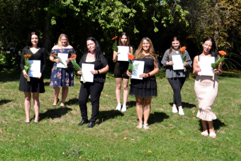 Sie haben ihre Ausbildung zur Pflegehelferin mit Erfolg bestanden: 1. Reihe (v.l.n.r.): Alina Krylyk, Katrin Kapelle, Hanan Aswad, Stefanie Schmidt; 2. Reihe v.l.n.r. Vanessa Biedermann, Lea Giangreco und Alona Aksonova. Bild: Andrea Jagode