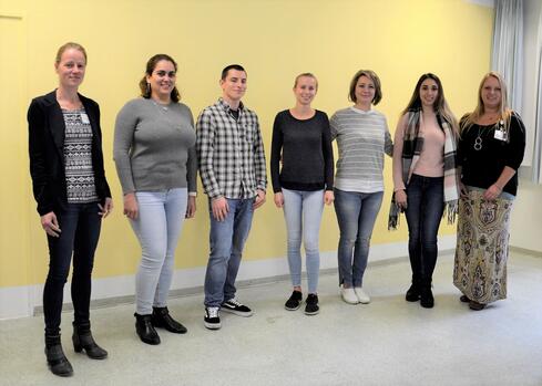 Die Teilnehmenden des neuen Weiterbildungskurses für Intensivpflege und Anästhesie: (v.l.n.r.): Julia Seidel-Fischer (Leitung Weiterbildung), Maria Natália Araújo de Alcântara (KN), Christian Bohner (KN); Alida Klaiber (SI); Mihaela Rusu (SI), Seredjan Mahmudi (SI), Jasmin Schreiber (Pädagogin und Praxisanleiterin). Bild: Jagode