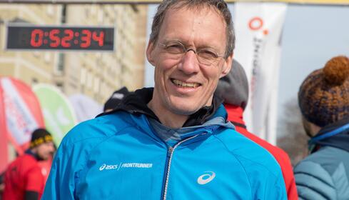 Deutschlands erfolgreichster Langstreckenläufer Dieter Baumann versteht es wie kein Zweiter, Menschen zum Durchhalten zu motivieren. Das tut er auch bei den diesjährigen Adipositastagen mit dem Titel „Schwere(s)los“ im Klinikum Konstanz, die vom 16. bis 19. Mai 2022, stattfinden. Bildnachweis: ASICS I move me/ Nobert Wilhelmi