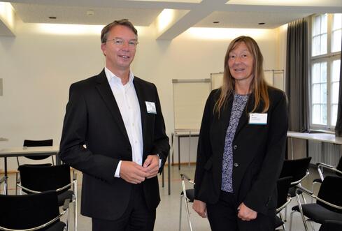 Ein herzliches Willkommen gab es von GLKN Geschäftsführer für die neue Geschäftsbereichsleiterin Financial Services, Beate Otto. Bild: Jagode