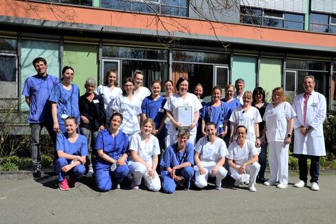 Groß ist die Freude bei den beiden Chefärzten der Kinderkliniken im Gesundheitsverbund, Prof. Andreas Trotter (Singen) und PD Dr. Peter Meißner (Konstanz) und ihren Teams, dass ihre Kliniken erneut ihre ausgezeichnete Qualität bescheinigt bekommen haben. (Bild oben: Team Singen, Bildautor: Jagode, Bild unten: Team Konstanz, Bildautor: Merk; Vorschaubild: istockphoto)