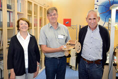 Helga Steinhart, Prof. Dr. Andreas Trotter und Max Steinhart bei der Übergabe des neuen "Dienstfahrzeugs" für den Chefarzt der Kinderklinik. Bild: Patric Schmidt.