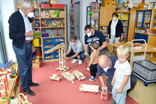 Max Steinhart (links) freut sich über die sofortige Benutzung der Holzspielzeuge durch Lucas und Henry. Bild: Patric Schmidt.