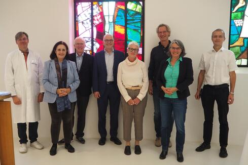 Gemeinsam engagieren sie sich für die Kapelle im Singener Klinikum: (v.l.n.r.) Prof. Andreas Trotter, stellv. Ärztlicher Direktor, Veronika und Pius Netzhammer, der Vorstand der Bürgerstiftung Singen mit Martin Spitznagel, Renate Weißhaar und Thomas Hauser und die beiden KlinikseelsorgerInnen Waltraud Reichle und Christoph Labuhn. Bild: Monika Golka