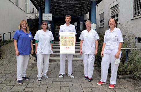 Sie freuen sich, dass ihr tägliches Engagement mit einer Auszeichnung gewürdigt wird (v.l.n.r.): Fachärztin Ivana Komljenovic, Diabetesberaterin Anna Moritz, Marco Zinsmaier, Leitender Arzt des Diabeteszentrums, Diabetesberaterin Manuela Krämer und Oberärztin Dr. Angelika Kühnle. Bild: Jagode