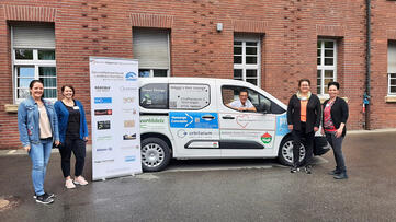 Über ihr neues Fahrzeug, mit dem sie ihre betreuten Patienten zu Hause besuchen können, freuen sich (v.l.n.r.) Petra Keller, Pia Bruttel, Chefarzt Prof. Jan Harder, Monika Müller und Carina Schneider. Bild: Jagode