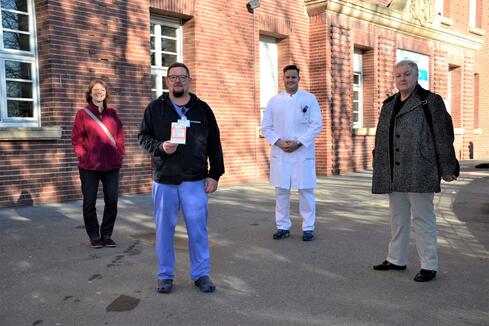 Riesenfreude über eine großzügige Spende des Vereins Sprungbrett bei (erste Reihe, v.l.n.r.) Jörn-Ole Heinrichs, pflegerischer Stationsleiter der Singener Intensivstation, und Sibylle Deggelmann, Vorsitzende von Sprungbrett e.V. , in der zweiten Reihe Christel Bianchi vom Verein Sprungbrett und Dr. Volker Steinecke, Mitglied im Vorstand des Krankenhausfördervereins Singen Bild: Jagode