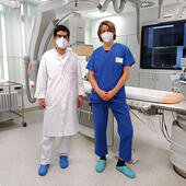 Dr. Nikolaos Dagkonakis, Oberarzt der II. Medizinischen Klinik, und Study Nurse Ute Ettl im Herzkatheterlabor nach einem erfolgreichem Eingriff. Bild: Ulrike Diers