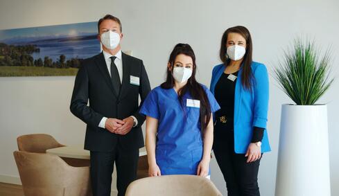 Über die neue Wahlleistungsstation am Klinikum Konstanz freuen sich Bernd Sieber, Vorsitzender der Geschäftsführung des GLKN, Stationsleiterin Fitore Bajraktari und Maria Paccione, Care Managerin im Zentrum operative Medizin (ZOM). Bild: Merk