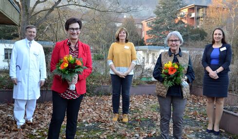 Verabschiedet aus dem ehrenamtlichen Dienst am Klinikum Singen wurden (vordere Reihe, v.l.n.r.) Gertrud Klopfer und Christa Bühl. Sie dankten für langjähriges Engagement (hintere Reihe v.l.n.r.) Prof. Frank Hinder, Bettina Hock und Rebecca Sellmann. Bild: Jagode