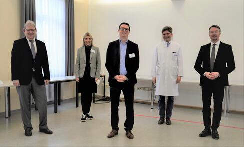 Ein herzliches Willkommen gab es für Thomas Beringer (Bildmitte), dem neuen kaufmännischen Direktor am Klinikum Konstanz. Ihn begrüßten (von links nach rechts) Geschäftsführer Rainer Ott, Pflegedirektorin Carmen Passe, der Ärztliche Direktor Prof. Marcus Schuchmann und Bernd Sieber, Vorsitzender der Geschäftsführung des GLKN. Bild: aj