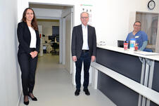 Endlich Platz zum Arbeiten! Über ihren neuen Arbeitsbereich freut sich Natascha Loll, Medizinische Fachangestellte in der Aufnahme der chirurgischen Praxis des MVZ Engen. Sie ist begeistert – das freut natürlich Bürgermeister Johannes Moser und Rebecca Sellmann, Kfm. Direktorin des HBK. Bild: Andrea Jagode.