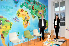 Das neue Wartezimmer für die Kinderarztpraxen im MVZ begeistert nicht nur die Eltern und ihre Kinder, sondern auch Bürgermeister Johannes Moser und die Kfm. Direktorin des Hegau-Bodensee-Klinikums, Rebecca Sellmann. Bild: Andrea Jagode.