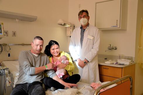 Glücklich, dass sich die kleine Mireille so prächtig entwickelt: Mama Analyn Pajavpa und Papa Peter Kuitert sowie Chefarzt Prof. Andreas Trotter. Bild: Jagode