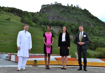 V.l.n.r.: Prof. Frank Hinder (Ärztl. Direktor Hegau-Bodensee-Klinikum), PD Joanne Nyarangi-Dix (Neue Chefärztin der Klinik für Urologie und Kinderurologie), Rebecca Sellmann (Kfm. Direktorin des Hegau-Bodensee Klinikums) und Dipl.-Volkswirt Bernd Sieber (Geschäftsführer des GLKN)
