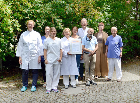 Stolz auf die Rezertifizierung: Dr. Manfred Kind (4. v.r., Chefarzt des Instituts für Pathologie am Klinikum Konstanz, mit dem Team. Bild: Anja Lambert.