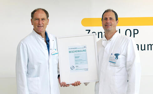 Zertifiziertes TraumaZentrum: Prof. Dr. med Gunnar Ochs, Chefarzt der Klinik für Unfallchirurgie, Handchirurgie und Orthopädie Vincentius am Klinikum Konstanz (rechts im Bild), und Dr. med. Jörg Tinsel, Leitender Arzt des Departements Unfallchirurgie, freuen sich über die Bestätigung der Leistungsfähigkeit des Klinikums Konstanz in der Versorgung Schwerstverletzter. Bild: Merk.